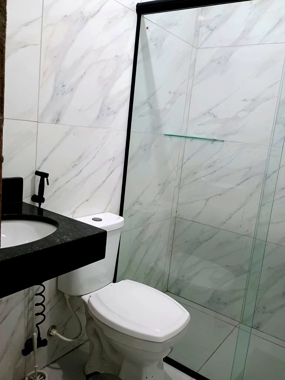 Banheiro privativo com porcelanato mármore — Pousada Vale do Jamacá