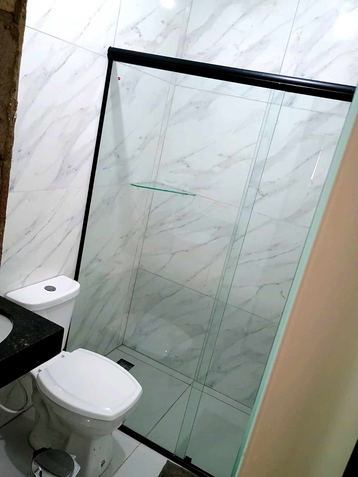 Box de vidro com perfil preto e porcelanato — Pousada Vale do Jamacá