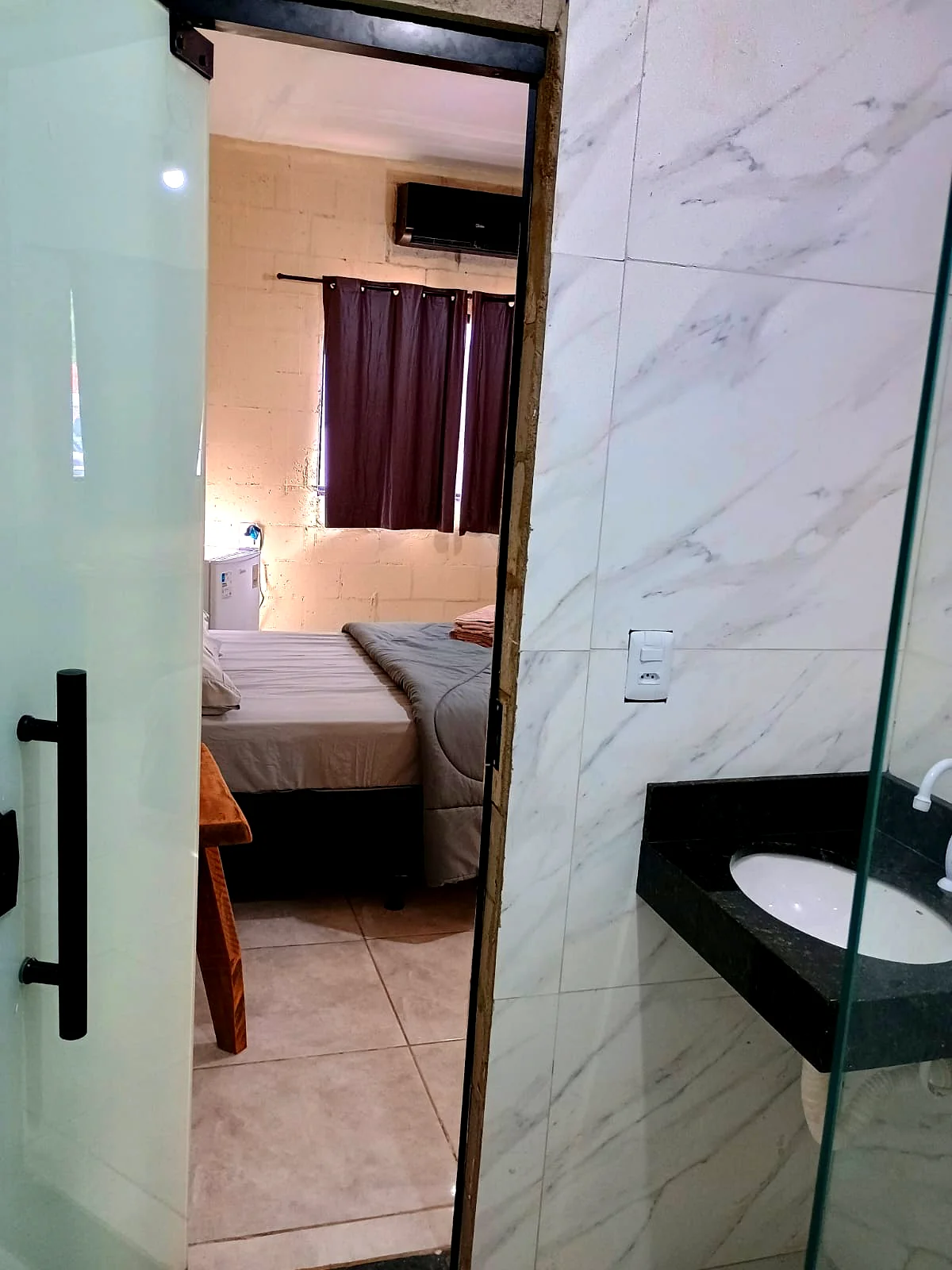 Integração entre banheiro e quarto com porta de vidro — Pousada Vale do Jamacá