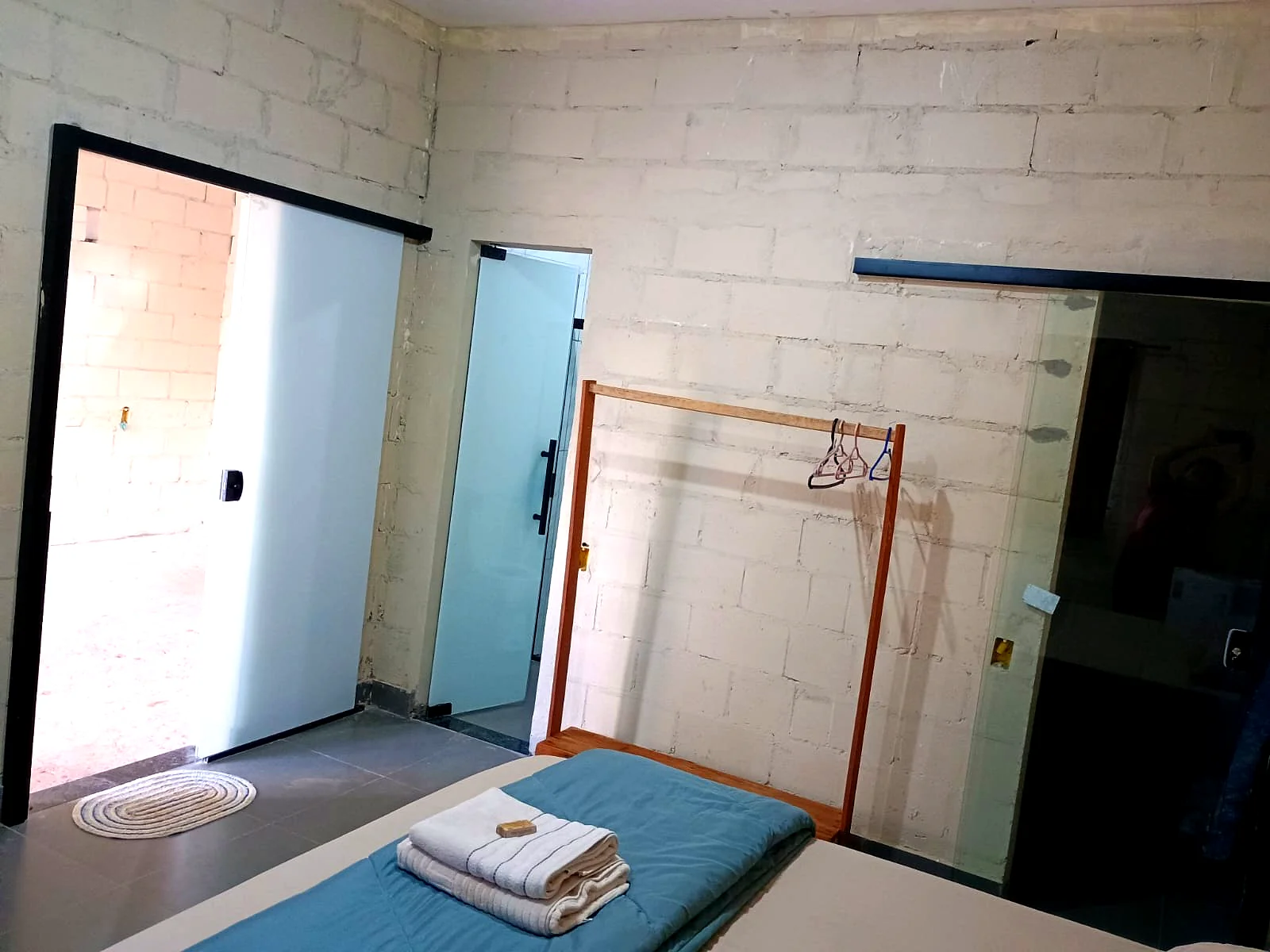 Quarto com cama e detalhes de madeira — Pousada Vale do Jamacá